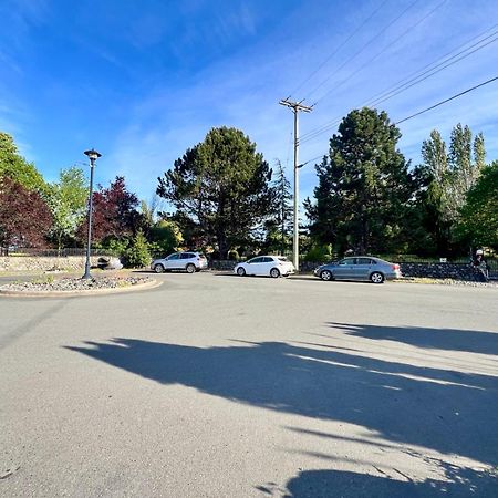 Birds Of A Feather Victoria Oceanfront Studio Suites Colwood Extérieur photo