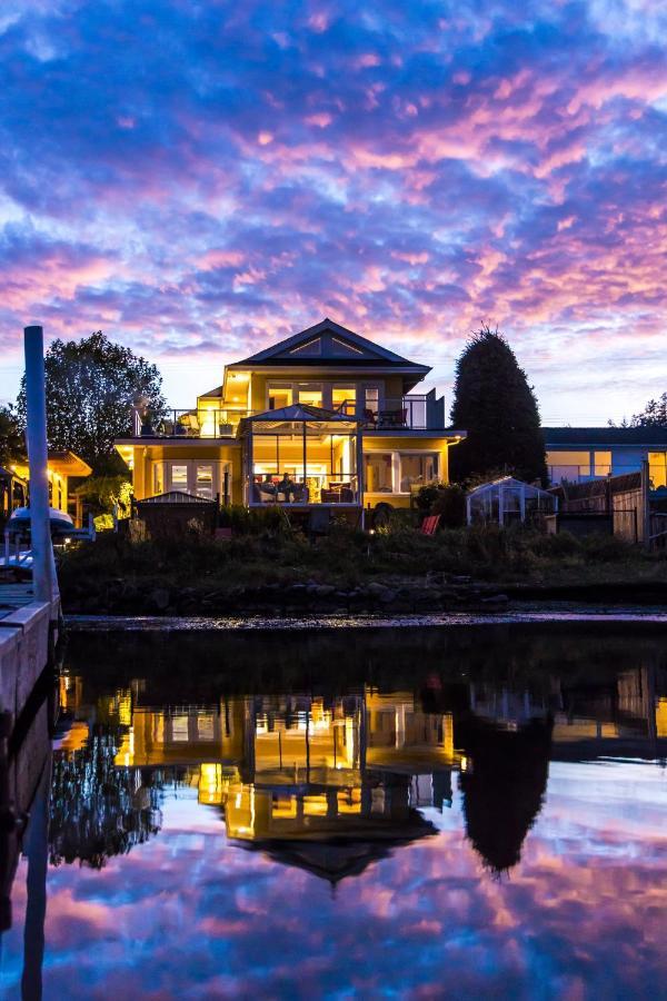 Birds Of A Feather Victoria Oceanfront Studio Suites Colwood Extérieur photo