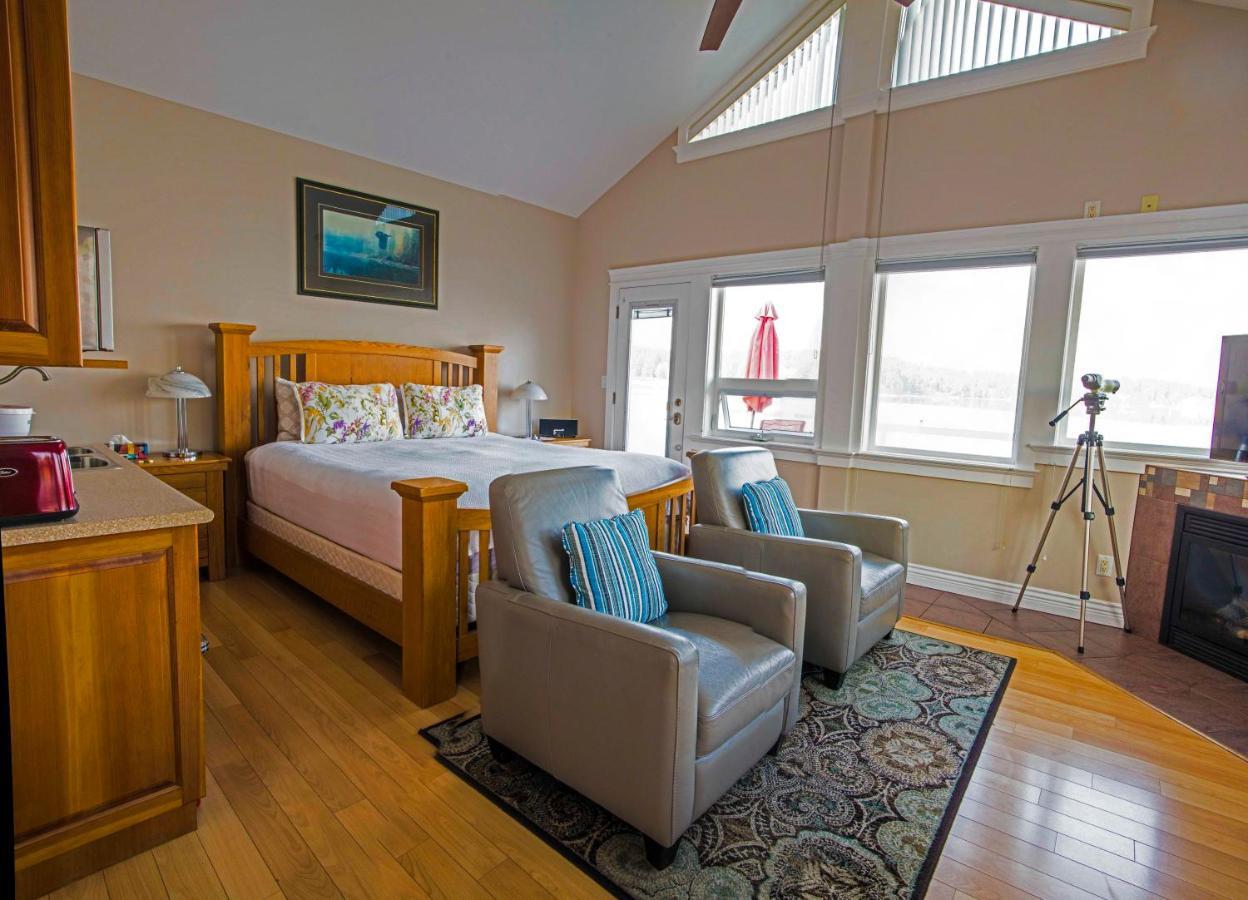 Birds Of A Feather Victoria Oceanfront Studio Suites Colwood Extérieur photo