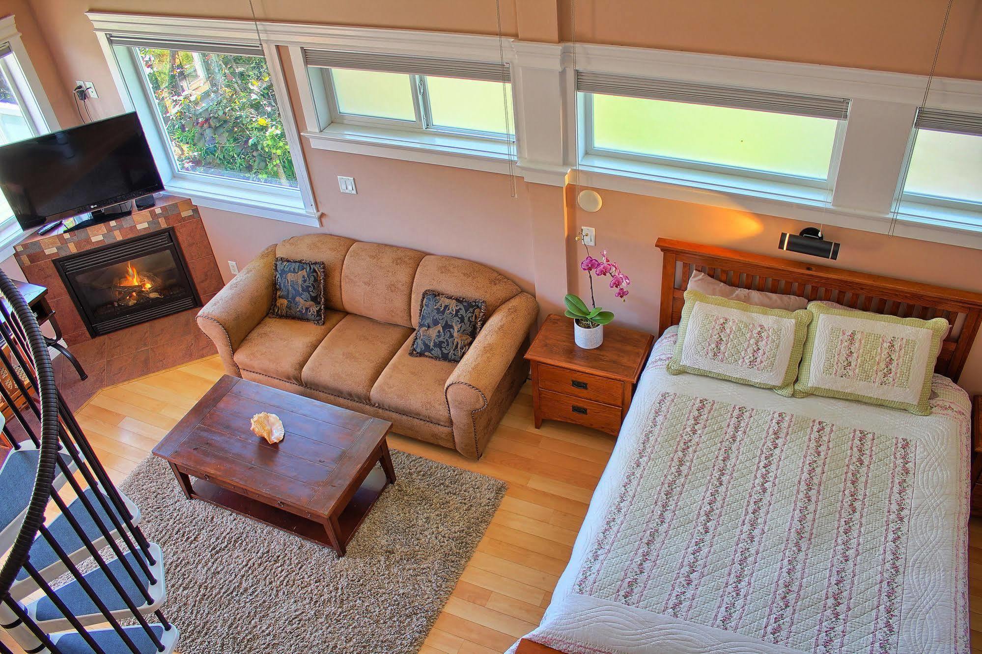 Birds Of A Feather Victoria Oceanfront Studio Suites Colwood Extérieur photo