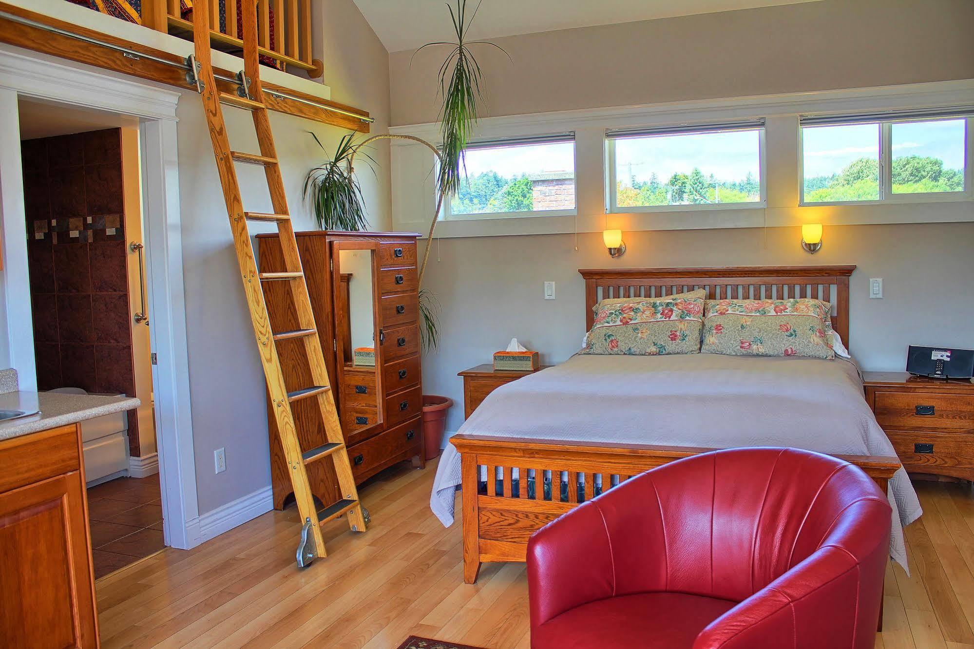 Birds Of A Feather Victoria Oceanfront Studio Suites Colwood Extérieur photo