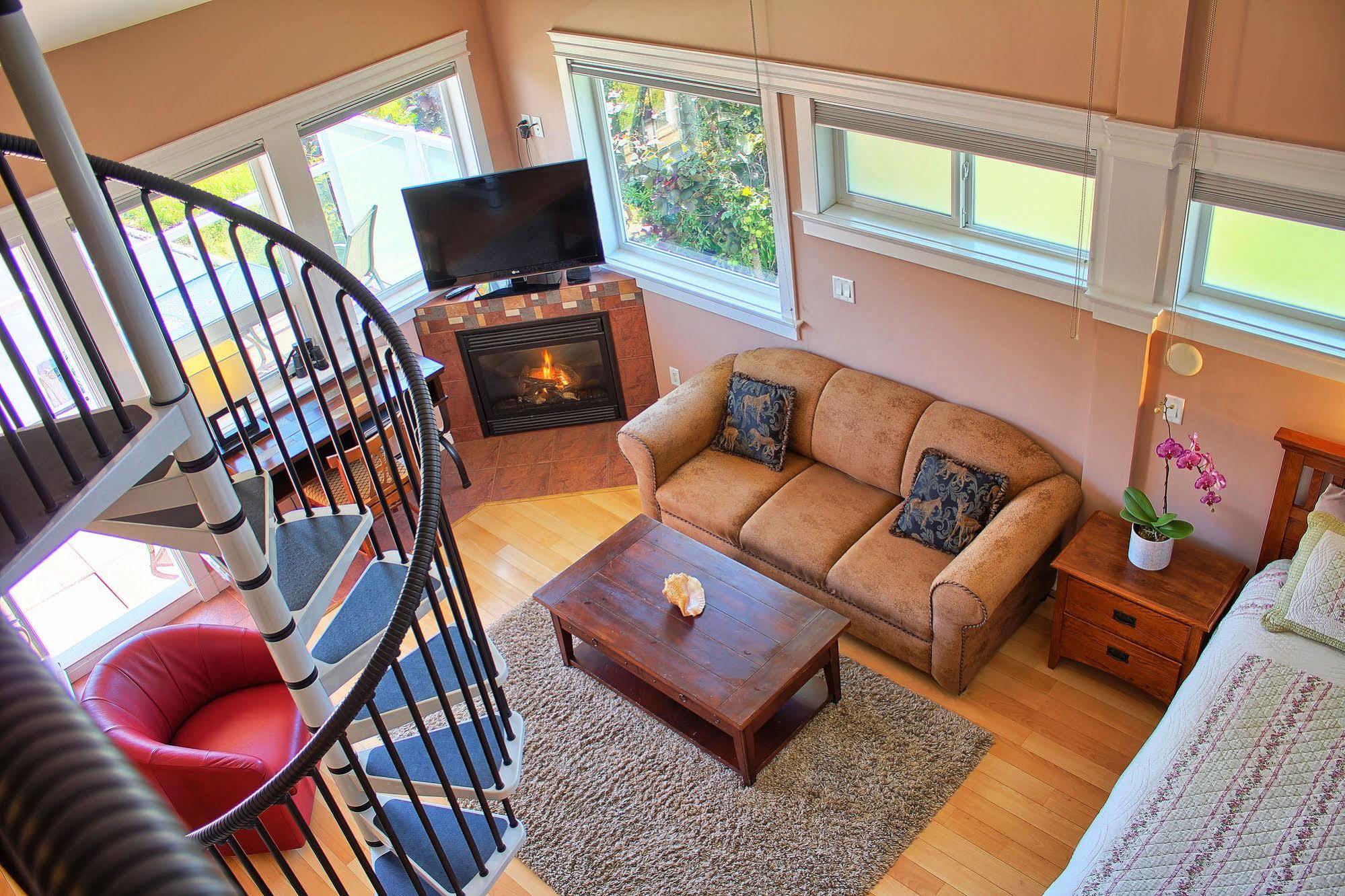Birds Of A Feather Victoria Oceanfront Studio Suites Colwood Extérieur photo